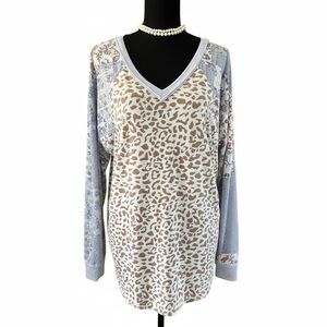NWOT Gigio Leopard Print V-Neck Tunic Top Size SMALL